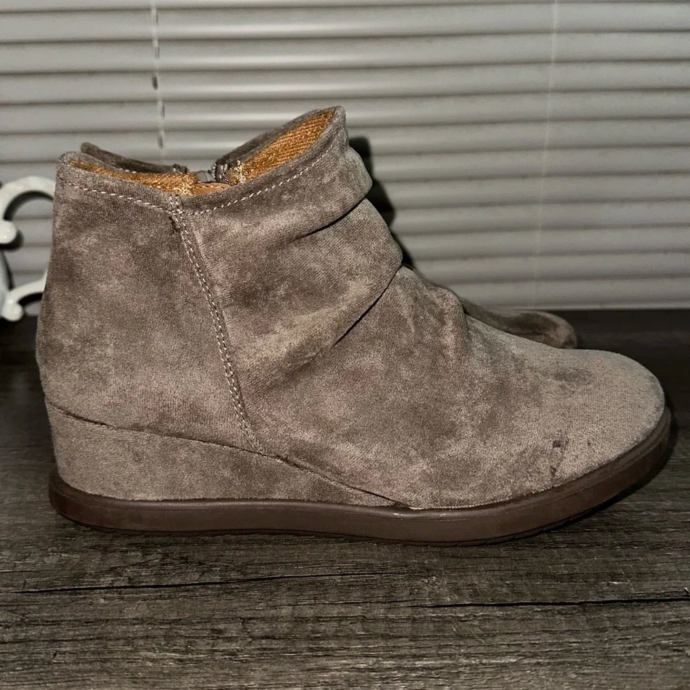 EuroSoft by‎ Sofft Jora Wedge Ankle Faux Suede Bootie Size 7.5 *FLAWS*
